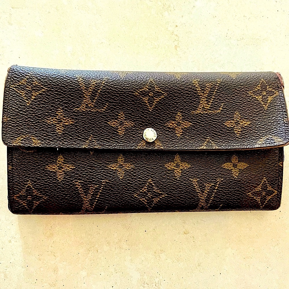 AUTHENTIC LOUIS VUITTON Signature leather LV Monogram Wallet lightly used